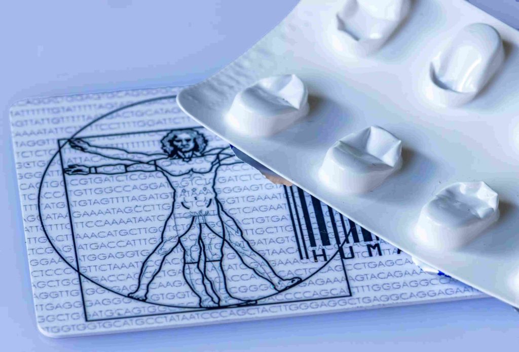 Eine Krankenversicherungskarte und eine leere Tablettenverpackung als Symbolbild für den Wechsel von der privaten zurück in die gesetzliche Krankenversicherung.